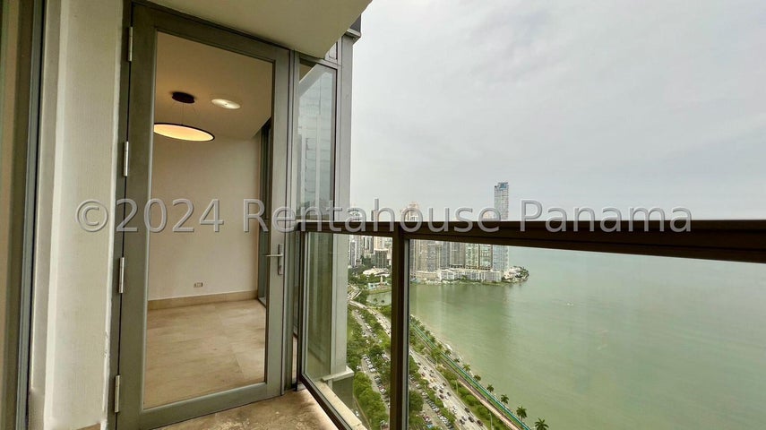 Exclusive Apartment in Av Balboa